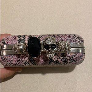 Skull clutch